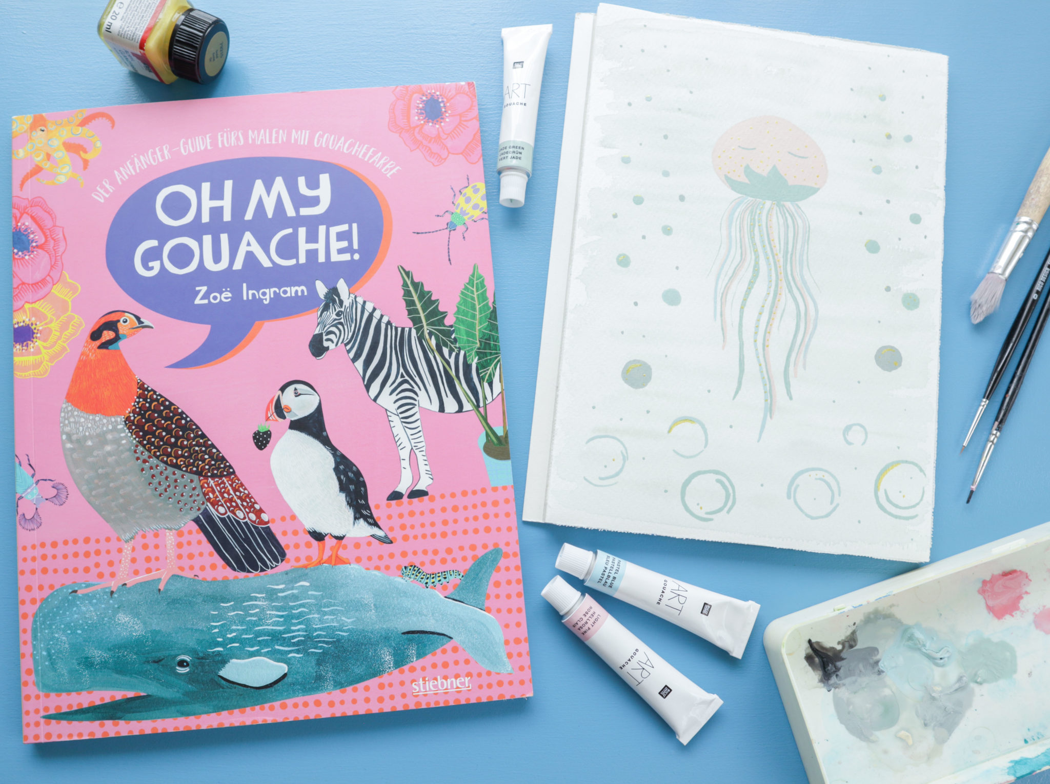 Das Cover des Buches 'Oh My Gouache' von Zoë Ingram' sowie ein von mir gemaltes Bild eines Mischwesens aus Erdbeere und Qualle (Jellyberry), für dessen Umsetzung ich Anregungen aus dem Buch übernommen habe.
