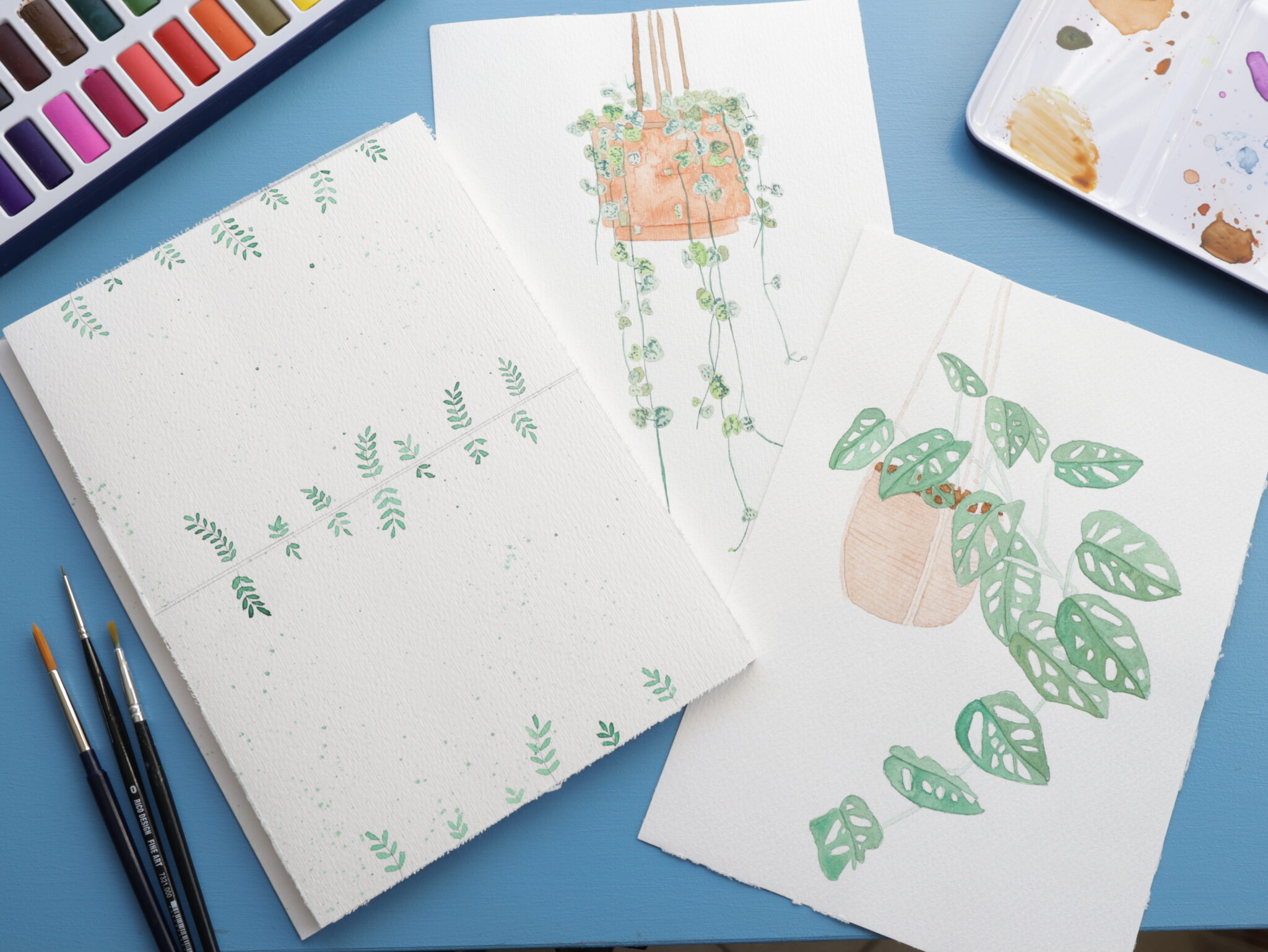Nachgemalte Beispiele aus dem Buch Watercolor Greenery. Zwei Hängepflanzen in ihren Töpfen, sowie zwei Postkarten mit floralem Rand.