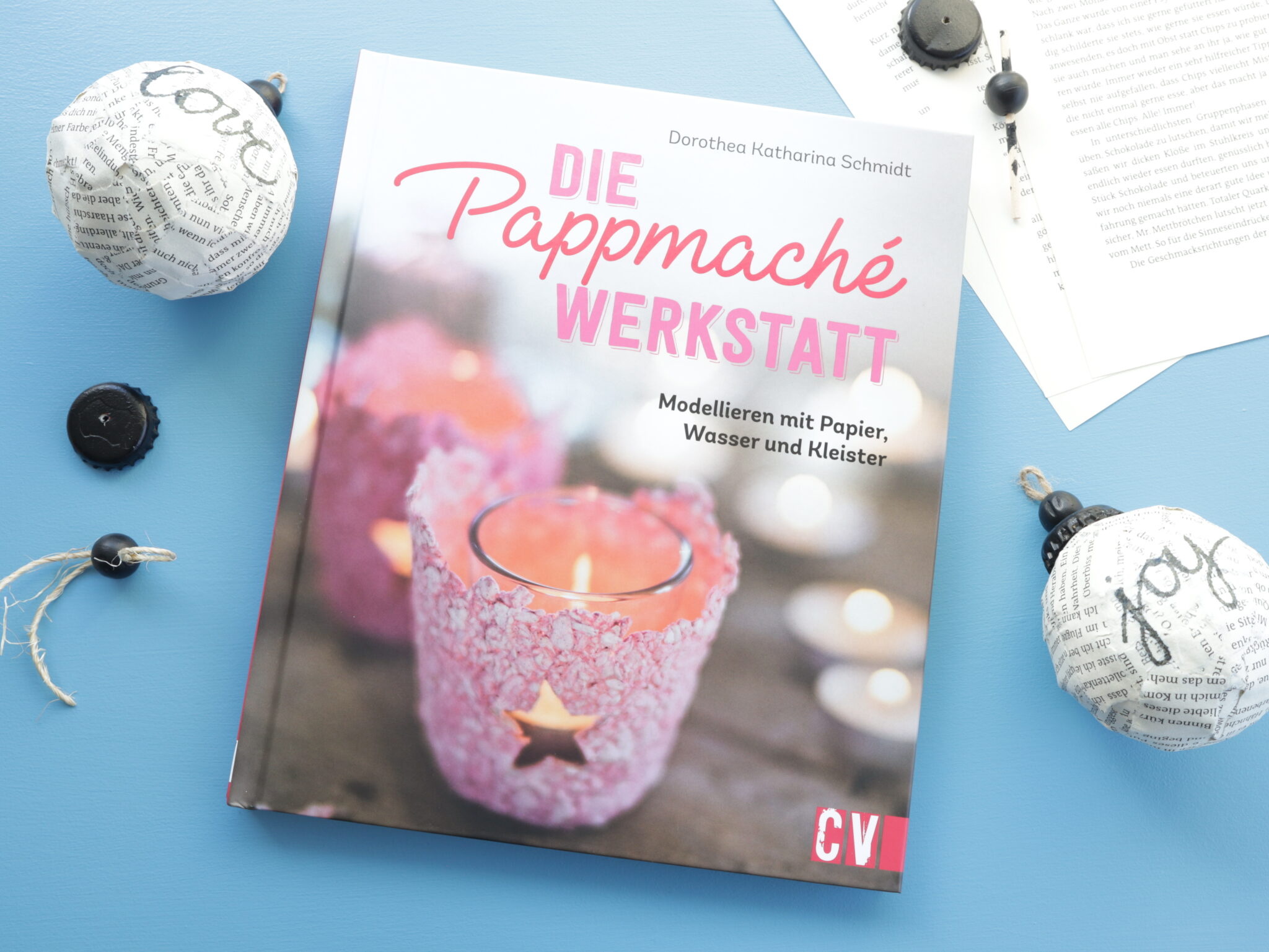 Die Pappmaché-Werkstatt: Buch-Cover. Rosa Teelicht mit ausgespartem Stern.