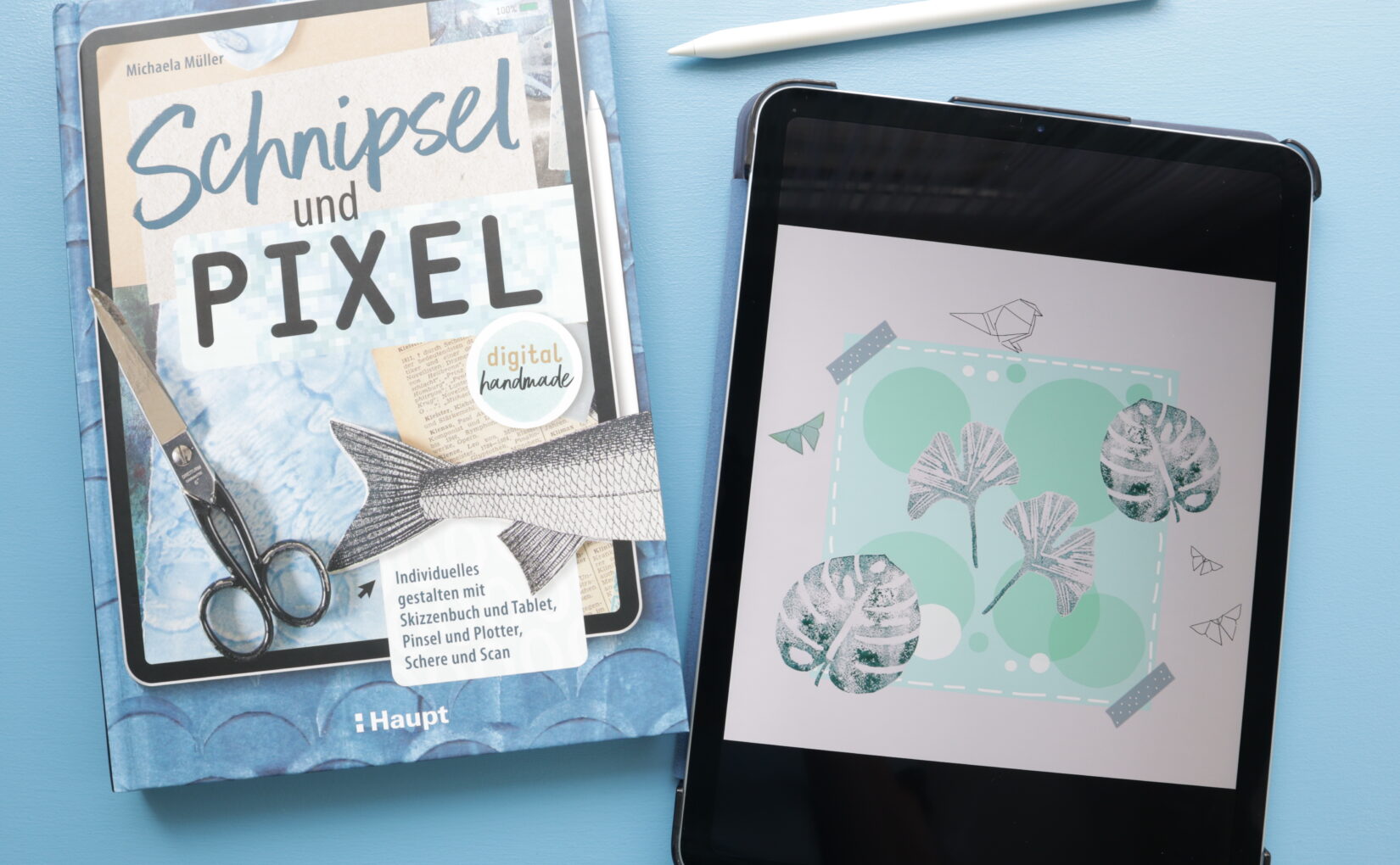 Buch «Schnipsel und Pixel» sowie iPad mit Collage aus gestempelten Blättern und weiteren Formen.