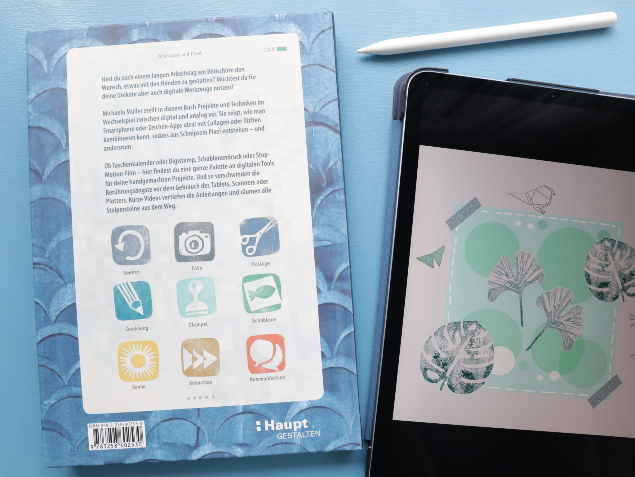 Die Rückseite des Buches «Schnipsel und Pixel» sowie iPad mit Collage aus Blätterstempeln.
