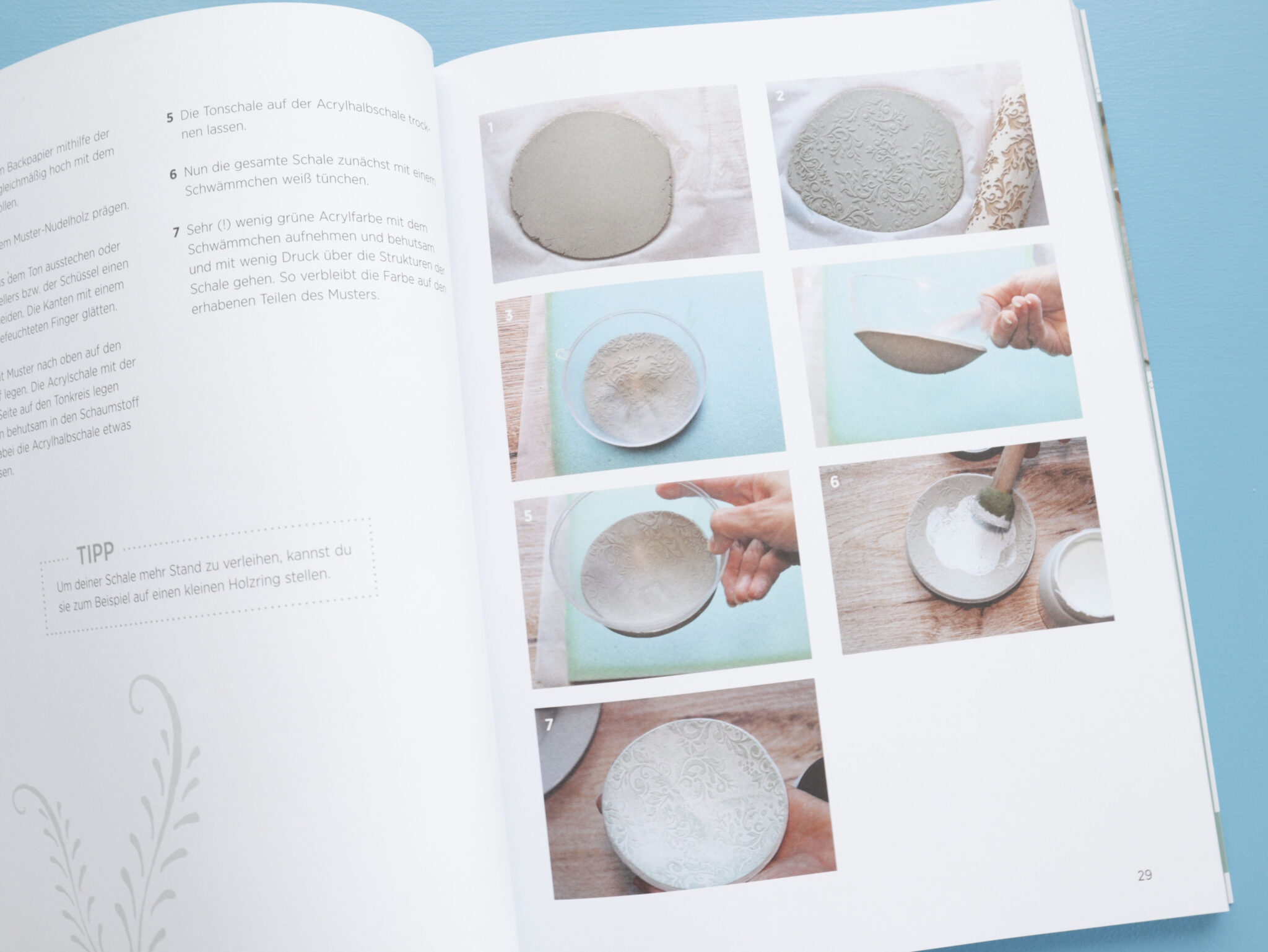 Blick ins Buch «Töpfer dich glücklich» - Anleitung zur Tonschale mit reliefartiger Oberfläche